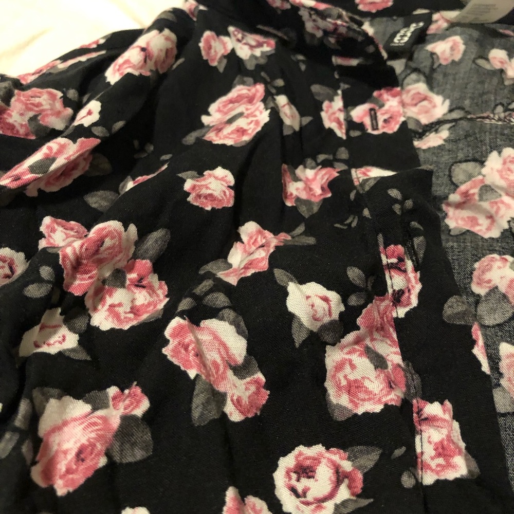 Beautiful button down blouse - Picture 2 of 4